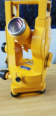 Teodolito Zeiss.jpg